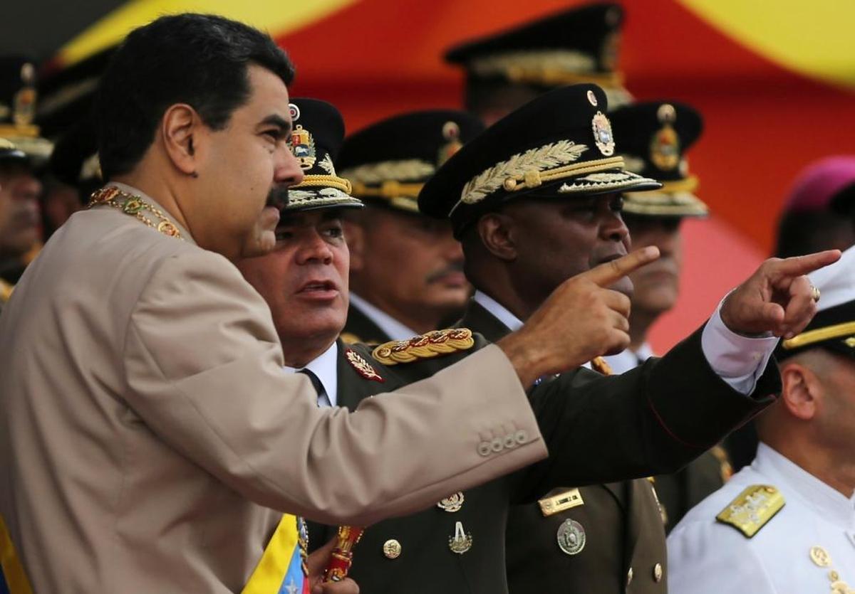 El gobernante venezolano Nicolás Maduro y el ministro de Defensa, Vladimir Padrino López, durante un desfile militar en el Fuerte Tiuna, en Caracas, el 24 de junio de 2017.