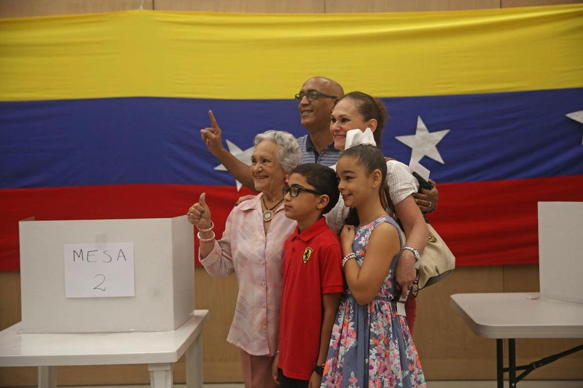 Ciudadanos venezolanos residentes en Guatemala participan en la consulta popular promovida por la oposición el domingo 16 de julio de 2017, en un centro comercial en Ciudad de Guatemala.
