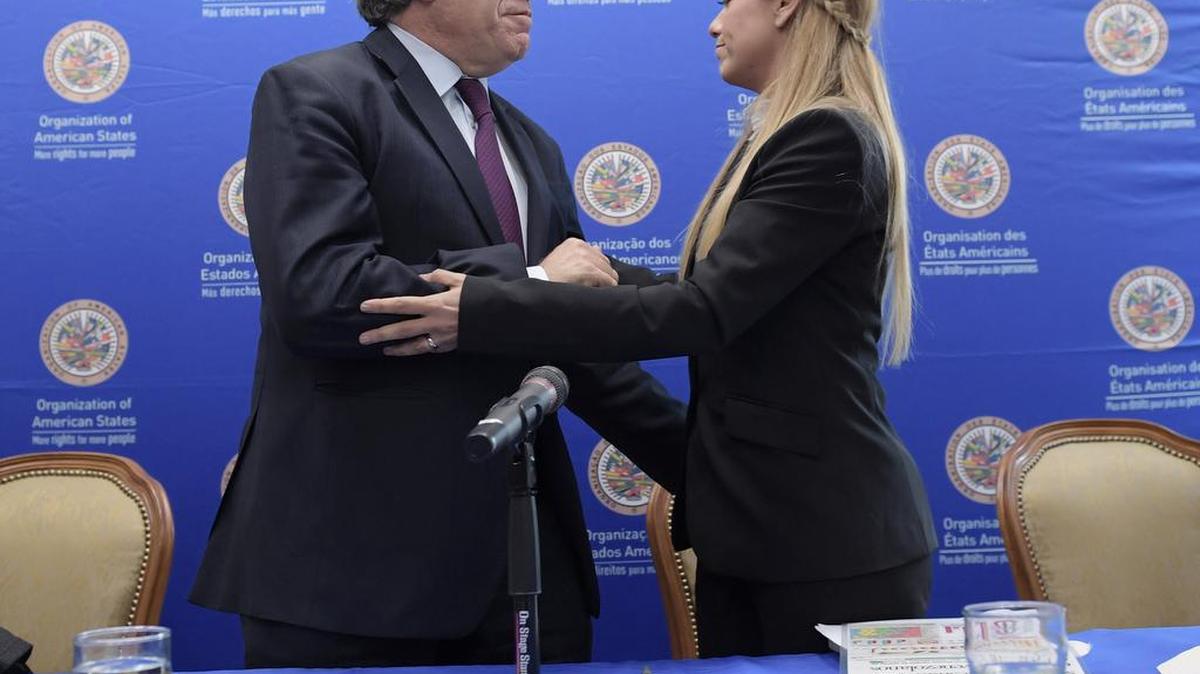 El Secretario general de la OEA Luis Almagro (i), habla con Lilian Tintori (8) tras la rueda de prensa que se llevó a cabo este lunes 20 de marzo en Washington DC y en la que tambien participaron Patricia Ceballos y Oriana Goicoechea, familiares de presos políticos, sobre la situación politica de Venezuela.