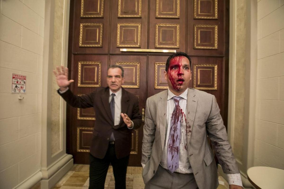 El diputado Luis Stefanelli (i) y el diputado Jose Regnault (d) permanecen en un pasillo de la Asamblea Nacional luego de una disputa con manifestantes el miércoles 5 de mayo de 2017, en Caracas (Venezuela).