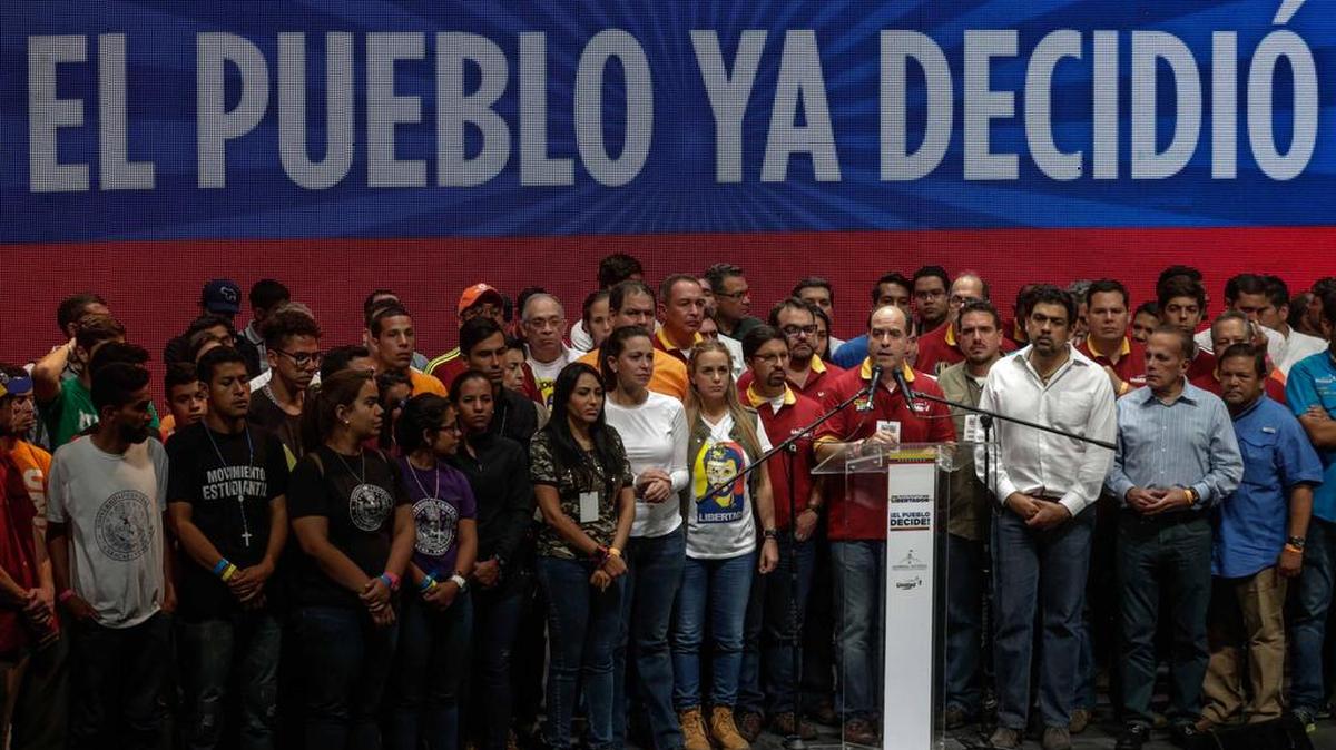El presidente de la Asamblea Nacional, el diputado Julio Borges (4d), acompañado por diputados y dirigentes de la Mesa de la Unidad (MUD) entre los que se encuentran el vicepresidente de la Asamblea Freddy Guevara (6d) y Lilian Tintori (7d), esposa del líder opositor Leopoldo López, habla durante una conferencia tras conocer los resultados de la consulta opositora del domingo 16 de julio de 2017, en Caracas (Venezuela).
