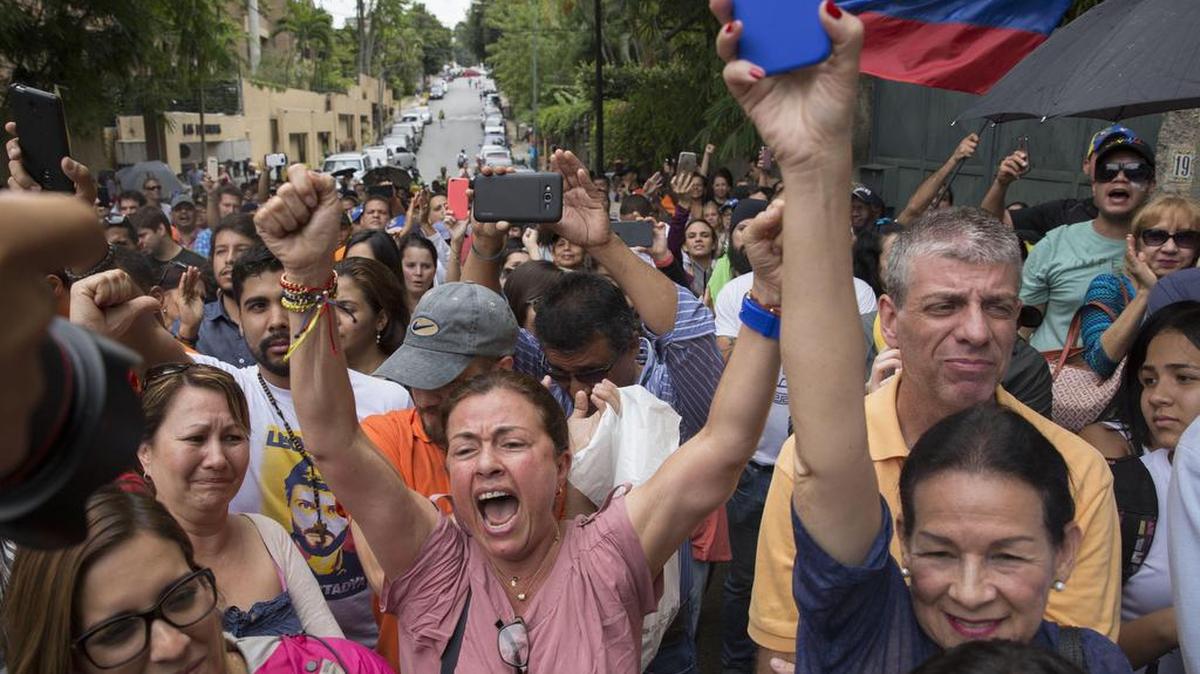 Un grupo de ciudadanos celebra el sábado 8 de julio de 2017, tras la aparición del líder opositor venezolano Leopoldo López, en Caracas (Venezuela).