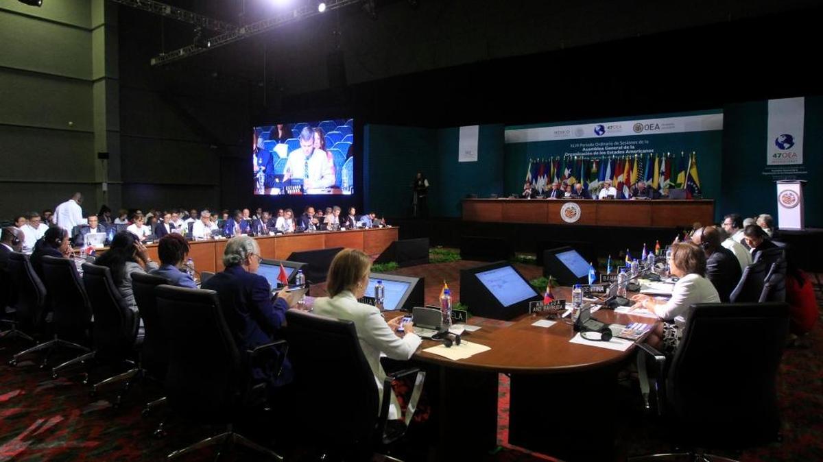 Vista general el 20 de junio de 2017, de la primera plenaria de Ministros de Relaciones Exteriores, de la 47 Asamblea General de la Organización de Estados Americanos (OEA), en Cancún, en el estado de Quintana Roo (México). Al inicio de la sesión, el canciller mexicano, Luis Videgaray, fue elegido "por aclamación", a propuesta de Jamaica, como presidente de la Asamblea General.