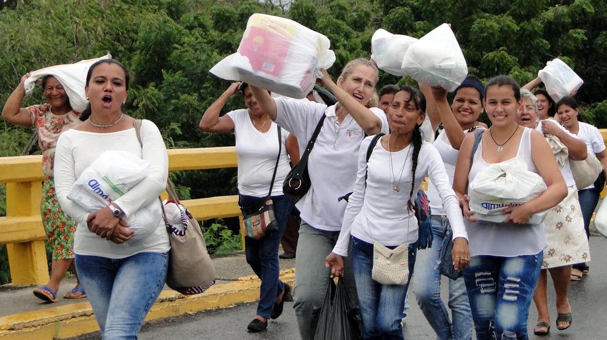 Unas 500 mujeres venezolanas cruzaron este martes a la ciudad colombiana de Cúcuta, a pesar del cierre de la frontera común, para comprar alimentos ante la escasez que se vive en su país, informaron fuentes oficiales.