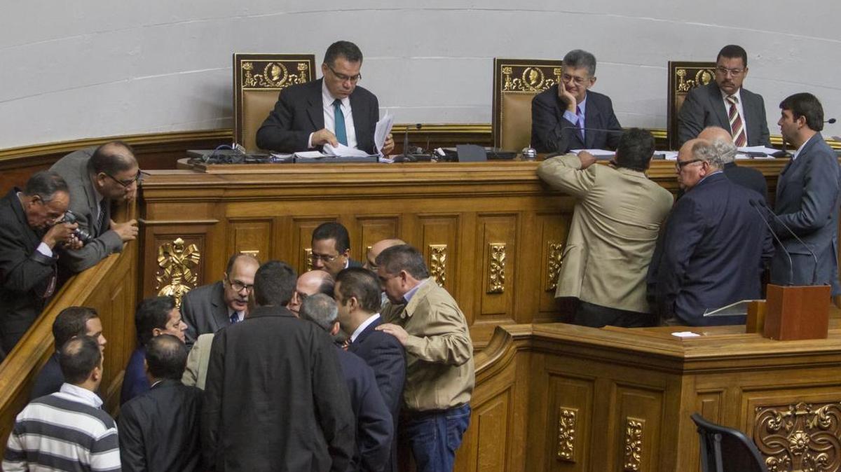 Diputados de la coalición Mesa de Unidad Democrática (MUD) y del Partido Socialista Unido de Venezuela (PSUV) discuten en el hemiciclo durante la sesión del miércoles 13 de enero del 2016, en la ciudad de Caracas (Venezuela).