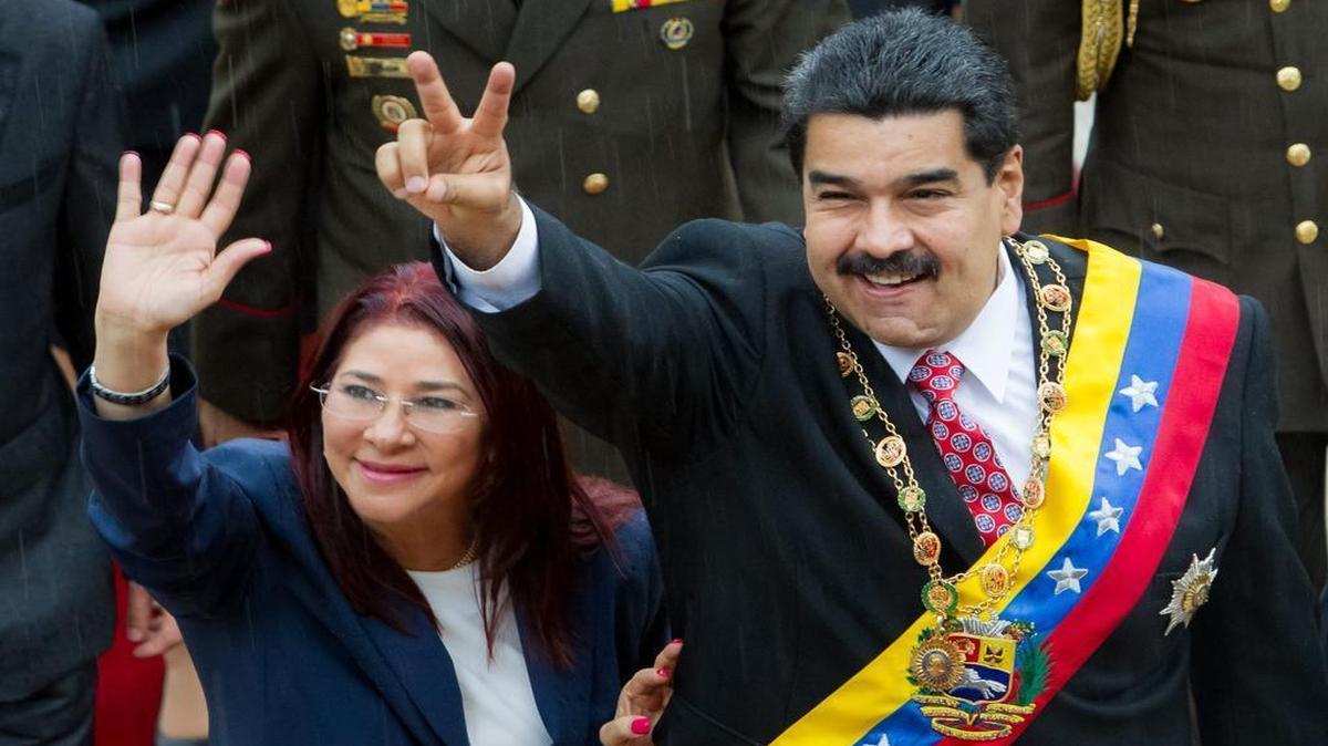 
El presidente de Venezuela, Nicolás Maduro (d), junto a su esposa, Cilia Flores (i), asisten en la Asamblea Nacional venezolana a la celebración del Día de la Independencia, el domingo 5 de julio del 2015, en la ciudad de Caracas (Venezuela). 
