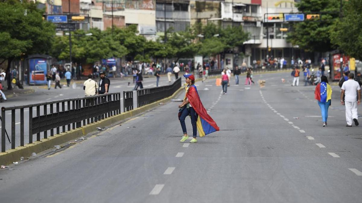 Manifestantes bloquean una avenida durante el paro cívico convocado por la oposición venezolana, el jueves 20 de julio de 2017, en Caracas, Venezuela.