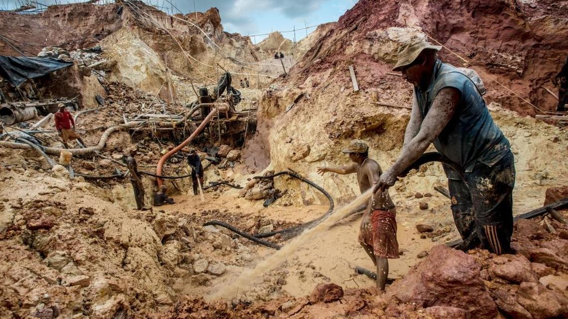 Una mina de oro ilegal cerca de Las Claritas, Venezuela. Foto de archivo.