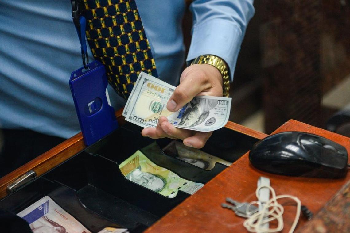 La tasa de cambio ficticia del bolívar supuestamente permitió a funcionarios chavistas acumular grandes sumas usando bonos del país.