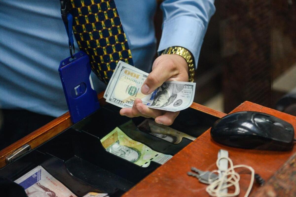 La tasa de cambio ficticia del bolívar supuestamente permitió a funcionarios chavistas acumular grandes sumas usando bonos del país.