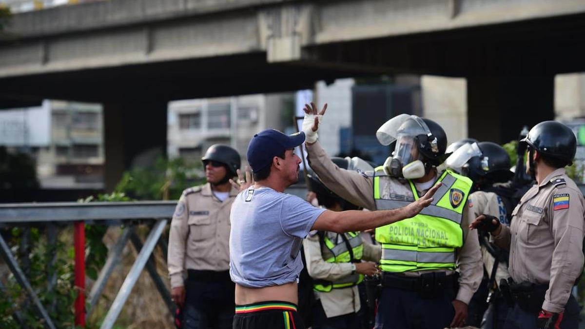 Los activistas de la oposición venezolana chocan con la policía durante una marcha contra el gobierno del presidente Nicolás Maduro, en Caracas, el 22 de abril de 2017.