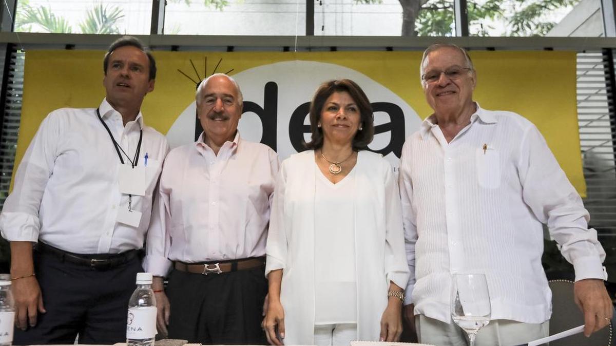 Los ex presidentes Jorge Quiroga de Bolivia (i), Andrés Pastrana de Colombia (2i), Laura Chinchilla de Costa Rica (2d) y Miguel Ángel Rodríguez de Costa Rica (d) participan en una rueda de prensa el lunes 17 de julio de 2017, en Caracas (Venezuela).