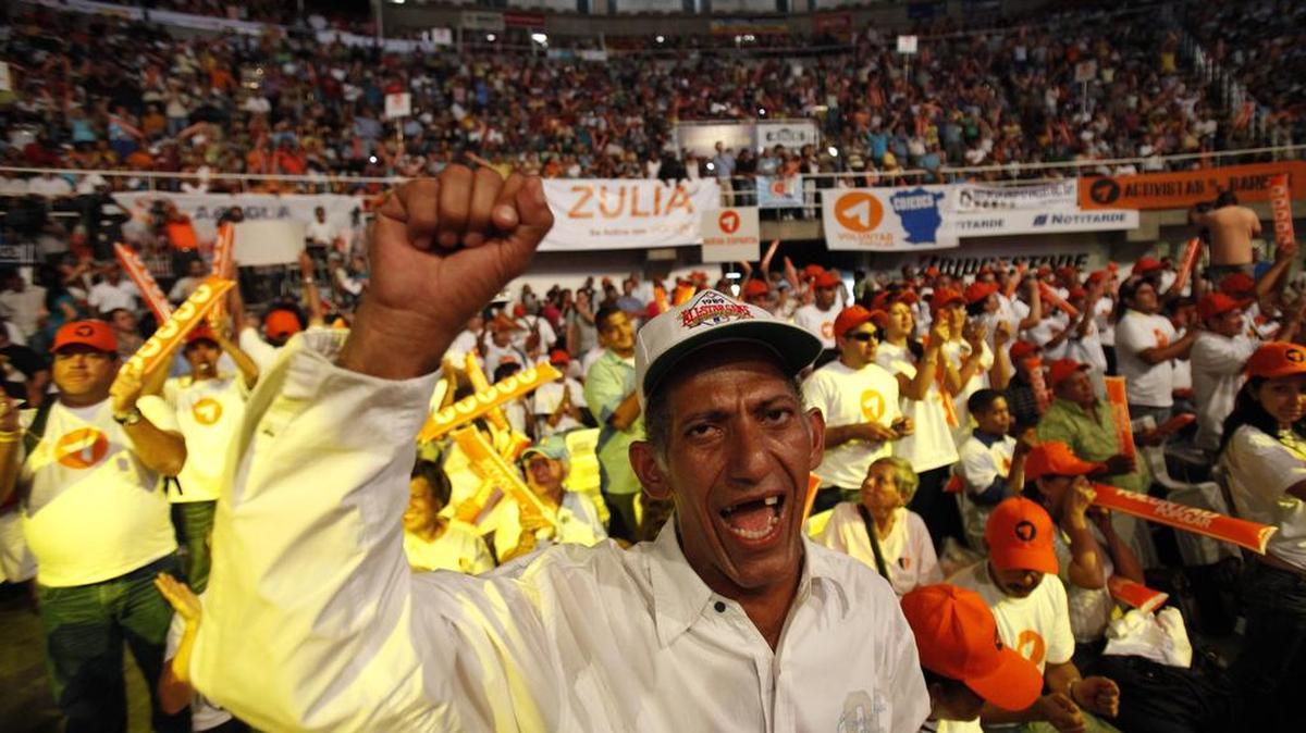 Cientos de personas participan del lanzamiento el sábado 5 de diciembre de 2009, del Movimiento Voluntad Popular, liderado por Leopoldo López.