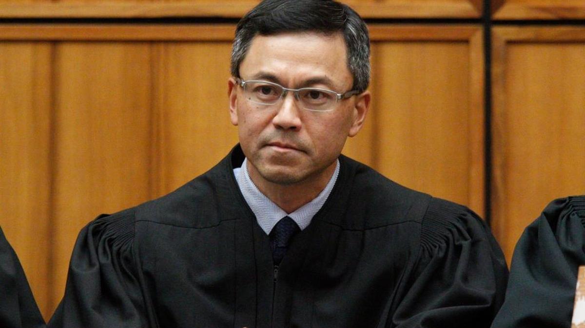Juez de distrito en Honolulu Derrick Watson en foto de archivo. Mantuvo el veto al ingreso de funcionarios de Venezuela y Corea del Norte a territorio estadounidense.