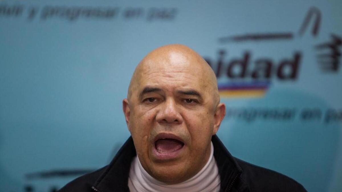 El secretario ejecutivo de la alianza de partidos de la Mesa de la Unidad Democrática (MUD), Jesús Torrealba, ofrece declaraciones a periodistas el martes 2 de agosto de 2016, en Caracas (Venezuela).