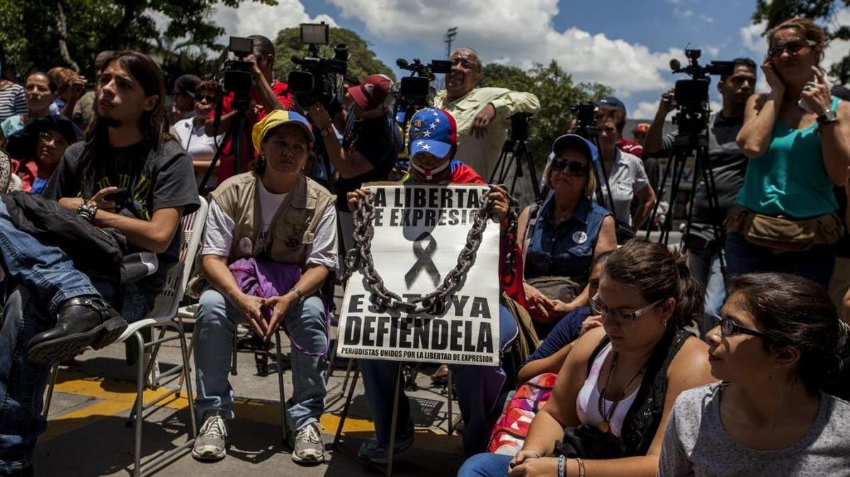 Un grupo de venezolanos opositores participa en una manifestación el lunes 25 de agosto de 2014, para solidarizarse con los periodistas que, dicen, fueron "víctimas de censura" en los últimos meses en el país.