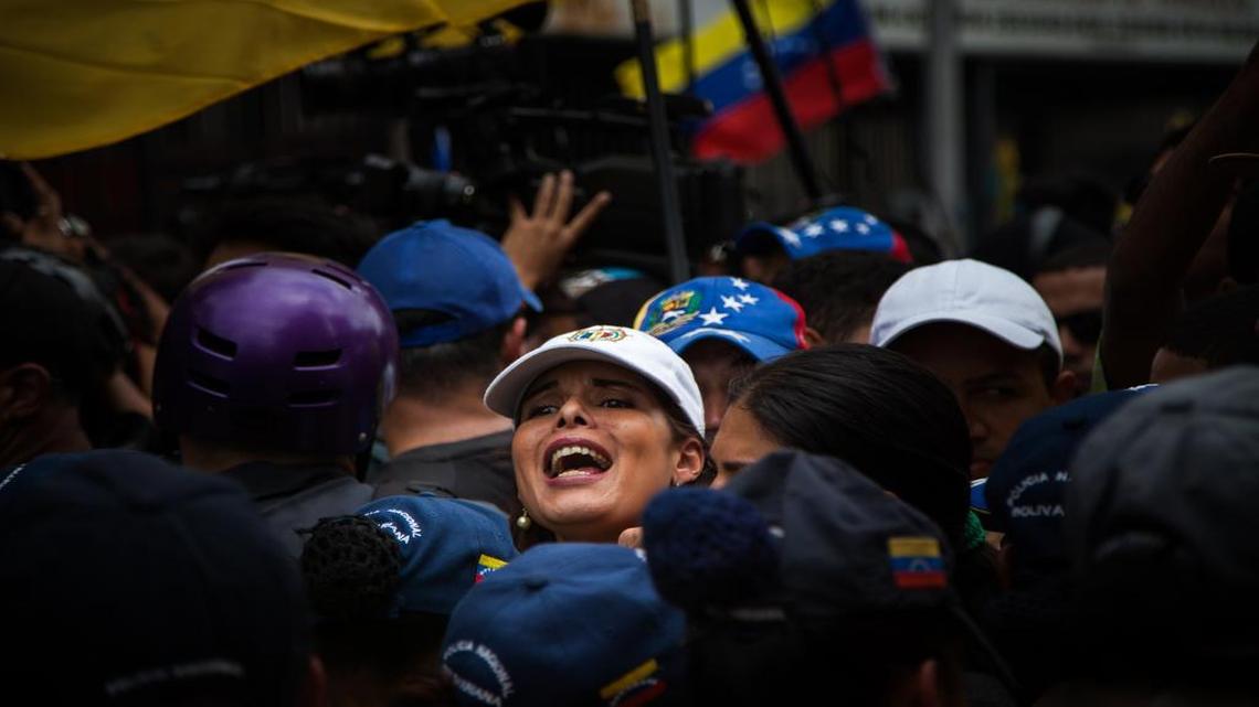 Una simpatizante de la oposición grita consignas durante una protesta el 23 de enero del 2017 exigiendo la realización de un referendo revocatorio al gobernante venezolano Nicolás Maduro.