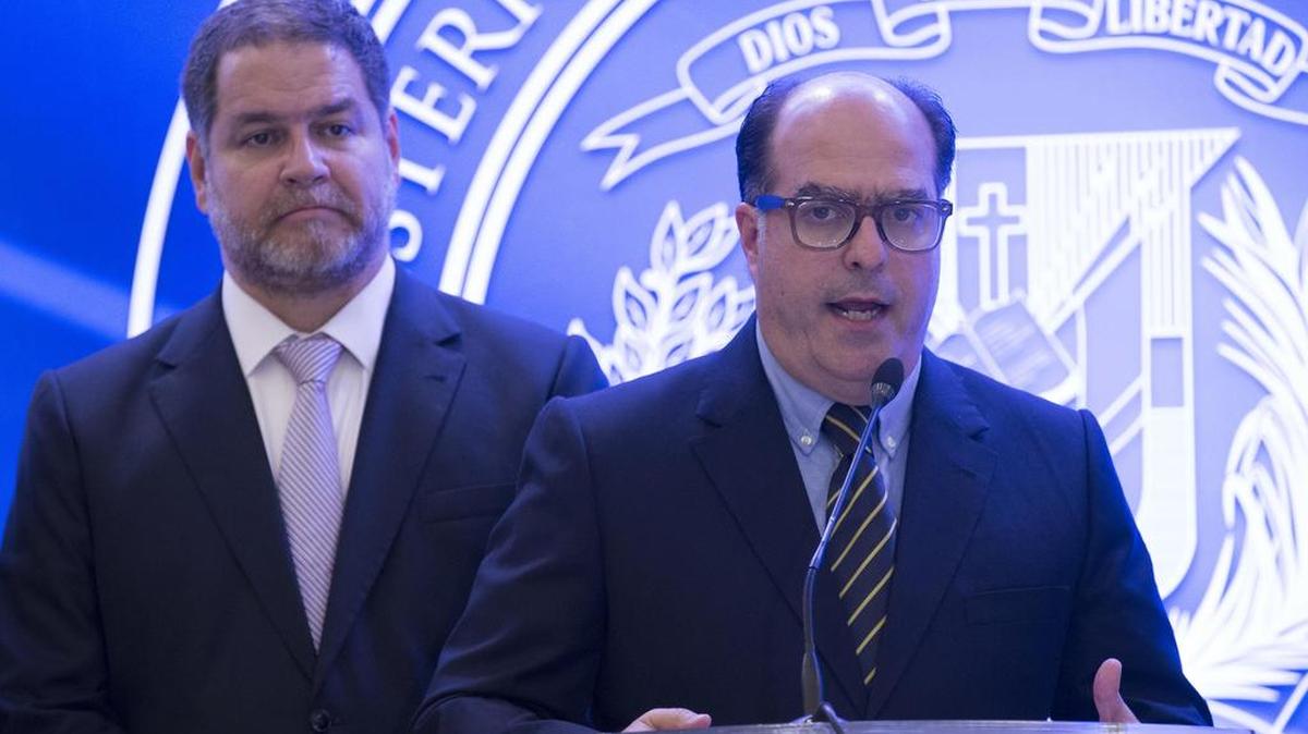 El diputado venezolano Julio Borges (d), junto al opositor Luis Florido, habla al finalizar la reunión entre representantes del gobierno y la oposición de Venezuela el sábado 13 de enero de 2018, en la sede del ministerio dominicano de Exteriores, en Santo Domingo (República Dominicana).