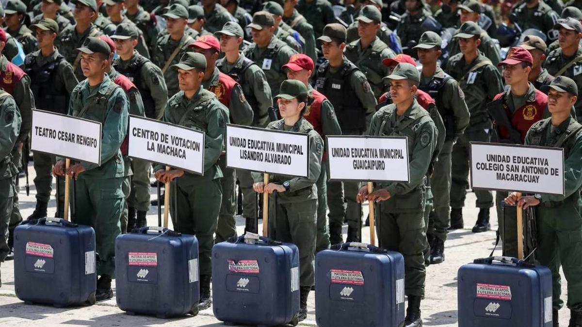 Militares con material electoral participan en un acto el 9 de octubre, en Caracas (Venezuela). Las autoridades venezolanas desplegaron un total de 143,000 funcionarios policiales para garantizar el desarrollo de las elecciones regionales que se realizarán el próximo domingo 15 de octubre, y pidieron a los ciudadanos acudir al proceso con confianza.