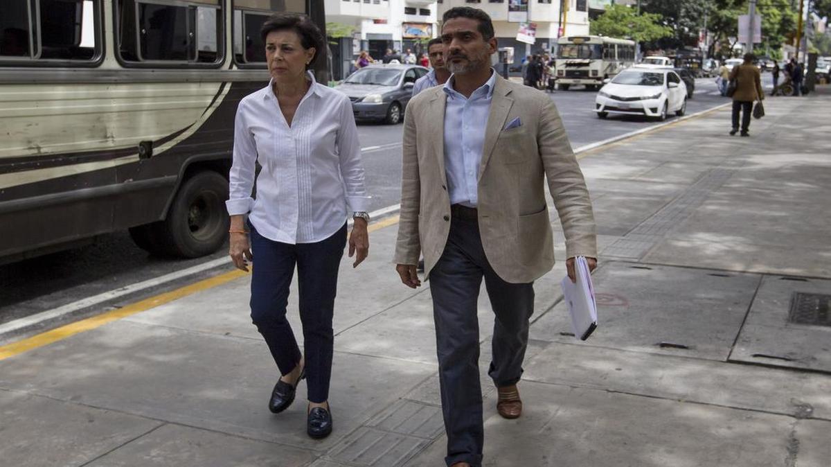 Antonieta Mendoza de López (i), madre del líder de la oposición Leopoldo López es vista hoy, miércoles 28 de octubre de 2015, junto a Juan Carlos Gutiérrez, el abogado defensor de López, en la sede del Ministerio Público en Caracas (Venezuela). Gutiérrez señaló que "ni la fiscal general ni el defensor del pueblo tienen ningún tipo de injerencia" en este proceso de apelaciones que se iniciará y que, por el contrario, sus declaraciones sobre este caso están fuera de sus competencias.