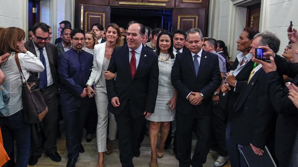 El nuevo presidente de la Asamblea Nacional de Venezuela, Julio Borges (centro), de la oposición, sale de la cámara el 5 de enero del 2017.