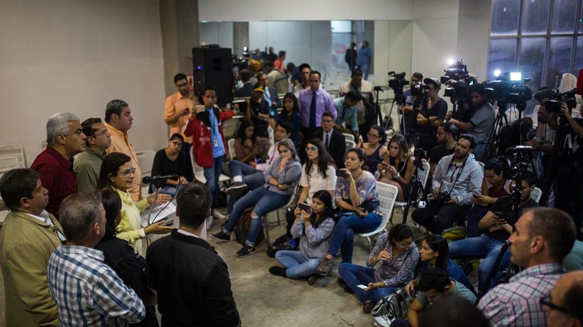 Liliana Hernández, diputada de la Asamblea nacional, al centro, habla el lunes a miembros de la Mesa de Unidad Democrática en Caracas.