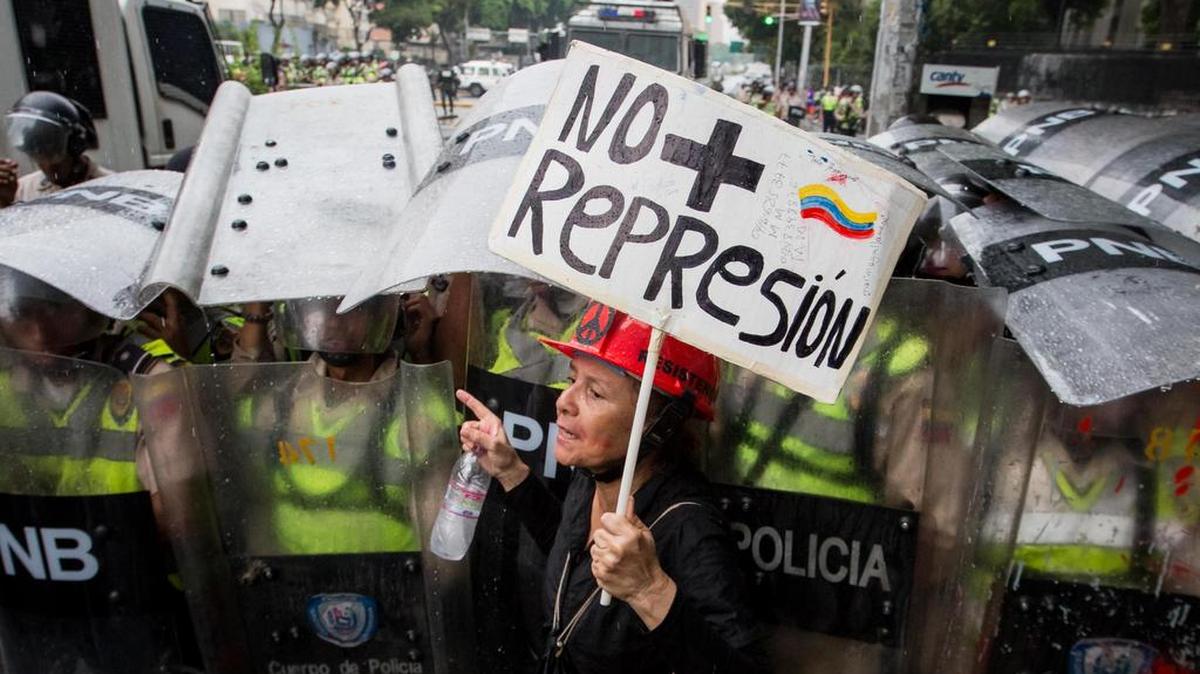 Agentes de la Policía Nacional Bolivariana bloquean el paso de una manifestación el viernes 12 de mayo de 2017, en Caracas (Venezuela). Decenas de opositores venezolanos de la tercera edad marchan hacia la Defensoría del Pueblo en Caracas, en una movilización denominada la “marcha de los abuelos”.
