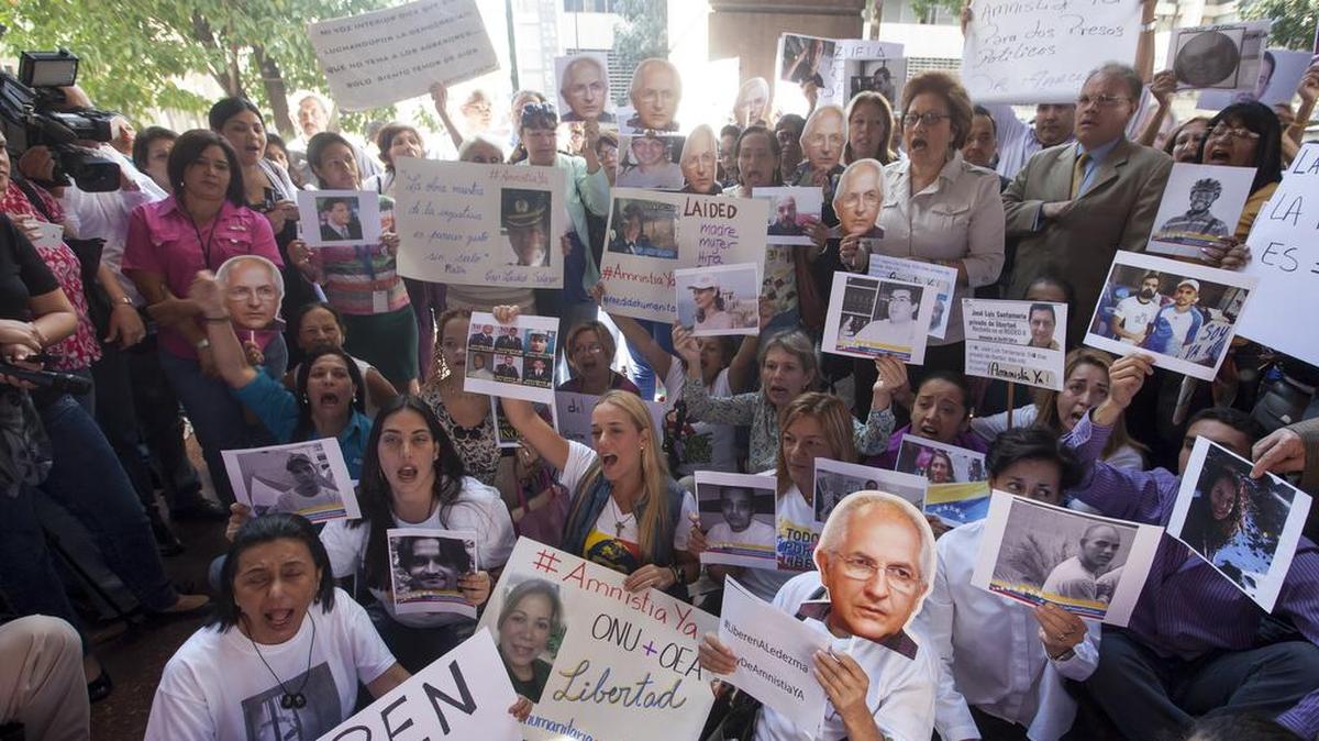 Lilian Tintori (C), esposa del dirigente político que se encuentra preso Leopoldo Lopez, participa en una manifestación pacífica en la entrada al edificio donde se encuentran las oficinas del Defensor del Pueblo de Venezuela, Tarek William Saab, el lunes 18 de Enero de 2016, en Caracas (Venezuela).