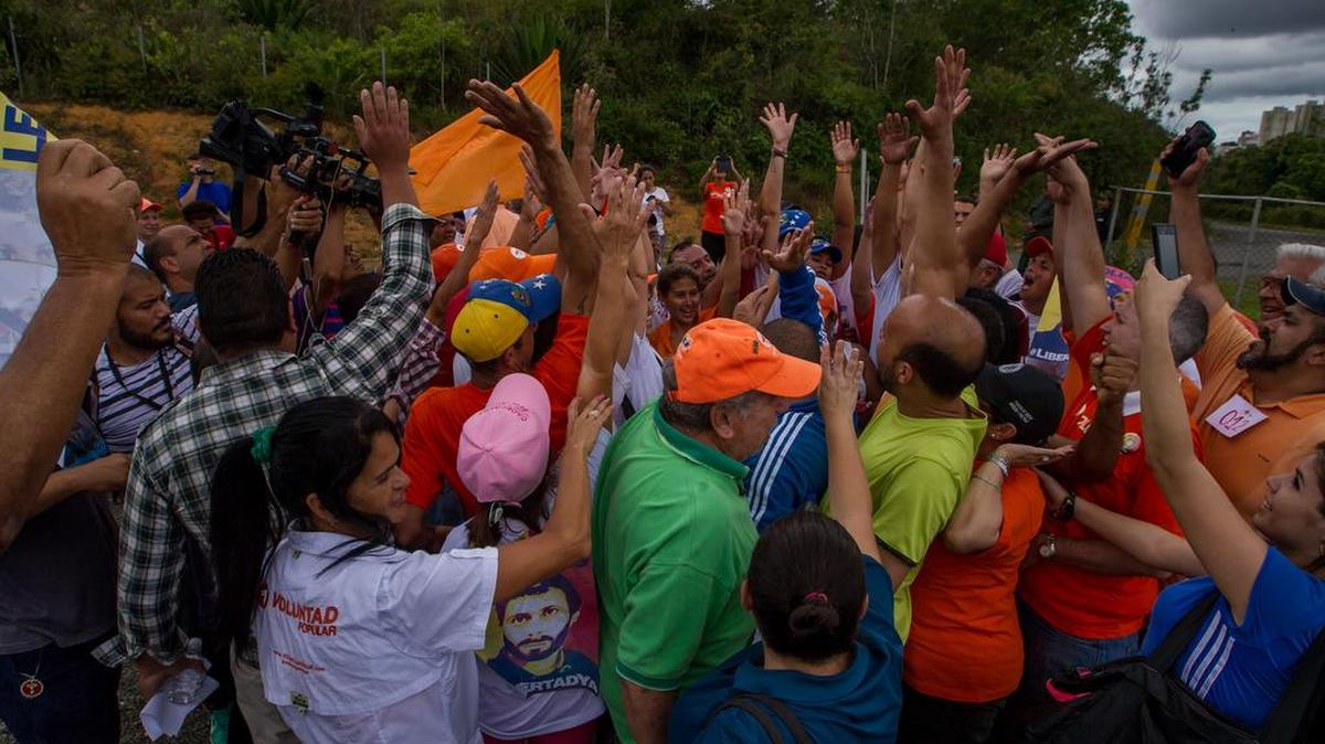 Varias decenas de miembros del partido Voluntad Popular realizaron una caminata el domingo hasta la cárcel militar de Ramo Verde el domingo.