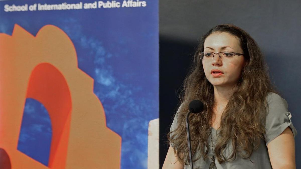 Mariana Rodríguez, directora del programa LAPOP de la Universidad Vanderbilt, habla en la conferencia del martes en FIU.