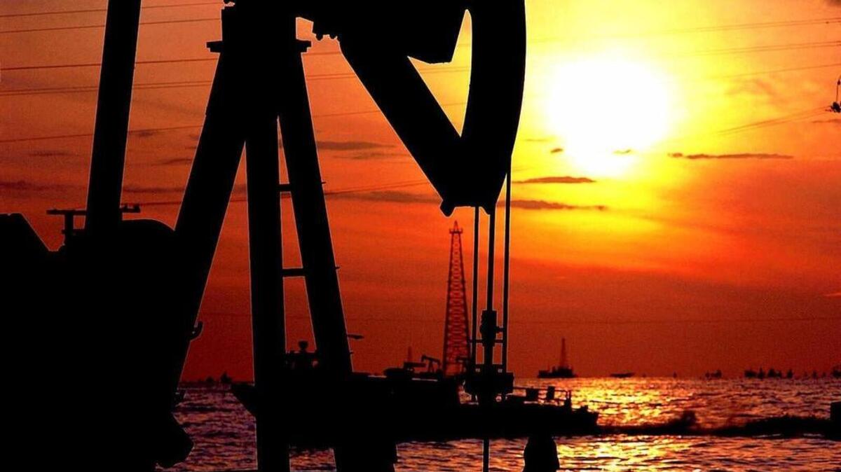 La crisis del petróleo en Venezuela va mucho más allá de un sencillo problema de precios bajos y en realidad amenaza al suministro mundial de combustible por la desastrosa forma en que es administrada la compañía petrolera estatal, concluyó un nuevo reporte que realizó la Universidad de Columbia. Imagen: pozo petrolero en Maracaibo, Venezuela, en 1999.