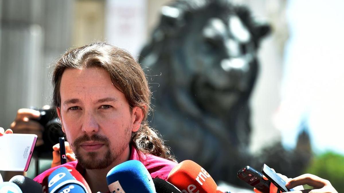 El líder del partido español Podemos, Pablo Iglesias habla con la prensa el 20 de junio en Madrid.