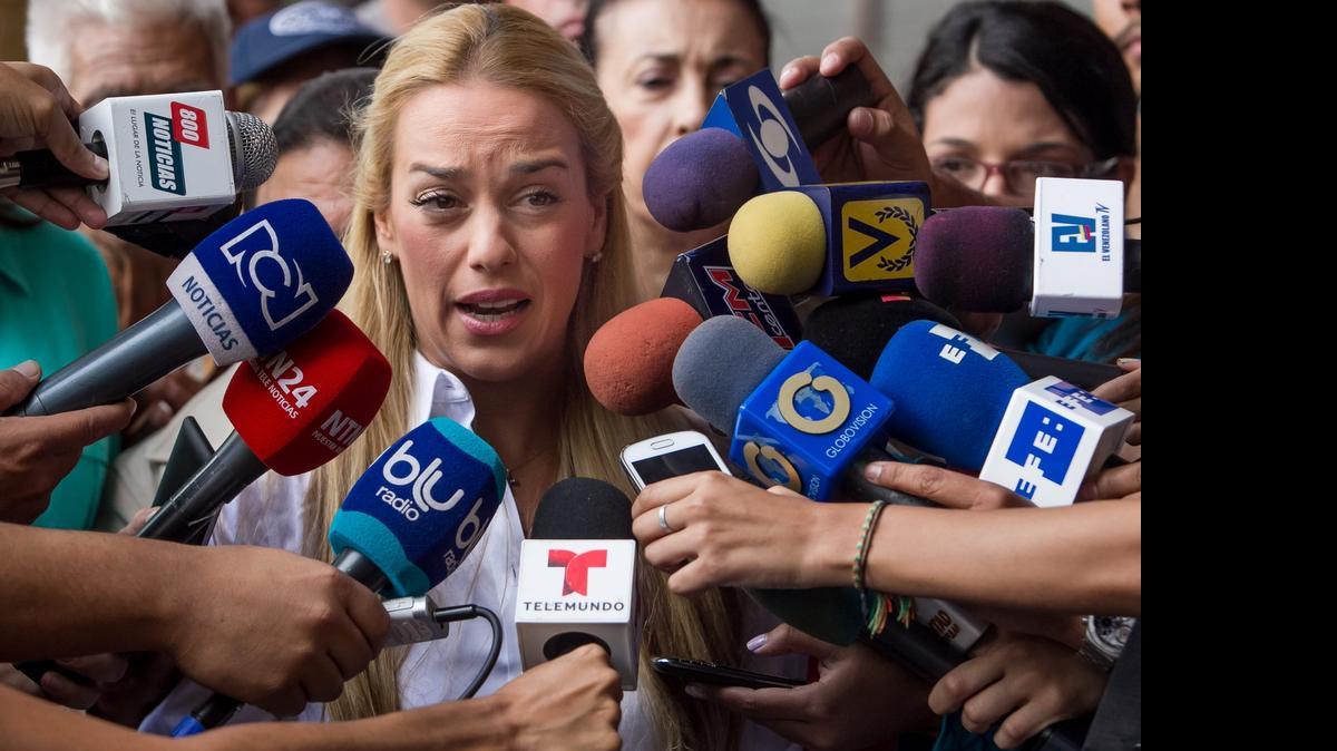 
Lilian Tintori, esposa del líder opositor preso Leopoldo López, habla a los medios en las inmediaciones del Palacio de Justicia el lunes en Caracas.

