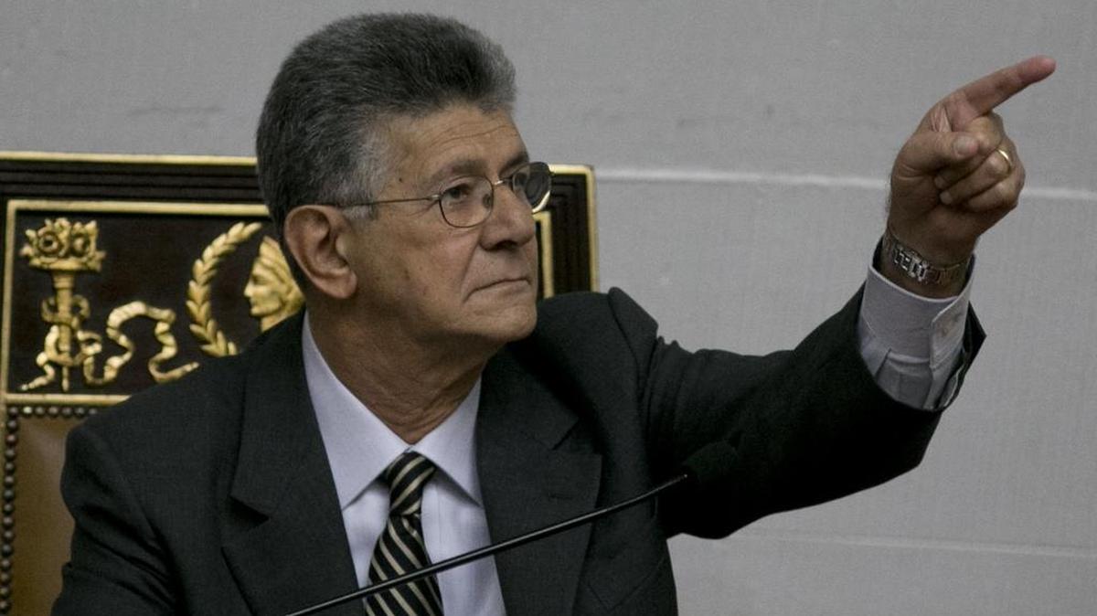 El presidente de la Asamblea Nacional, Henry Ramos Allup, durante inicio una sesión especial en la Asamblea Nacional en Caracas, Venezuela, el domingo 23 de octubre de 2016.