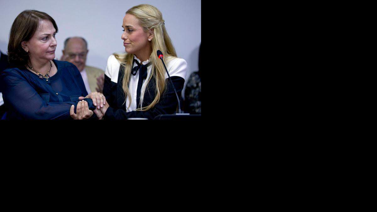 
Mitzy Capriles de Ledezma (izq.), esposa del encarcelado alcalde de Caracas, Antonio Ledezma, y Lilian Tintori, esposa del también detenido opositor Leopoldo López, en Buenos Aires, Argentina, en marzo. 

