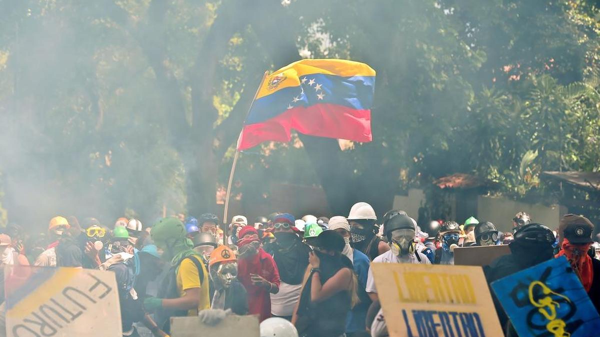 Activistas de la oposición se manifiestan contra el presidente venezolano Nicolás Maduro, el 1 de mayo de 2017 en Caracas.