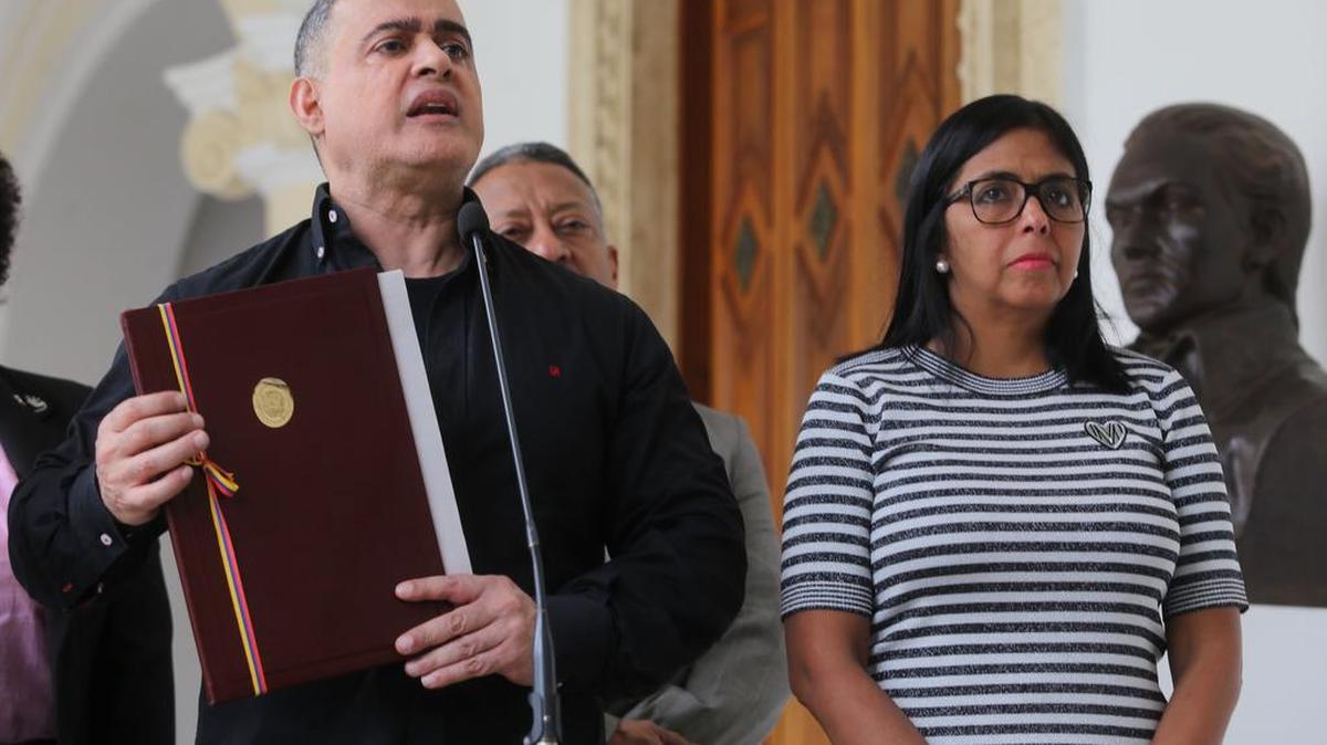 Fotografía cedida por la Agencia Venezolana de Noticias (AVN) que muestra a la presidenta de la Asamblea Nacional Constituyente, Delcy Rodríguez (d) y al fiscal general de Venezuela, Tarek Saab (i), el jueves 09 de noviembre de 2017, en Caracas (Venezuela).