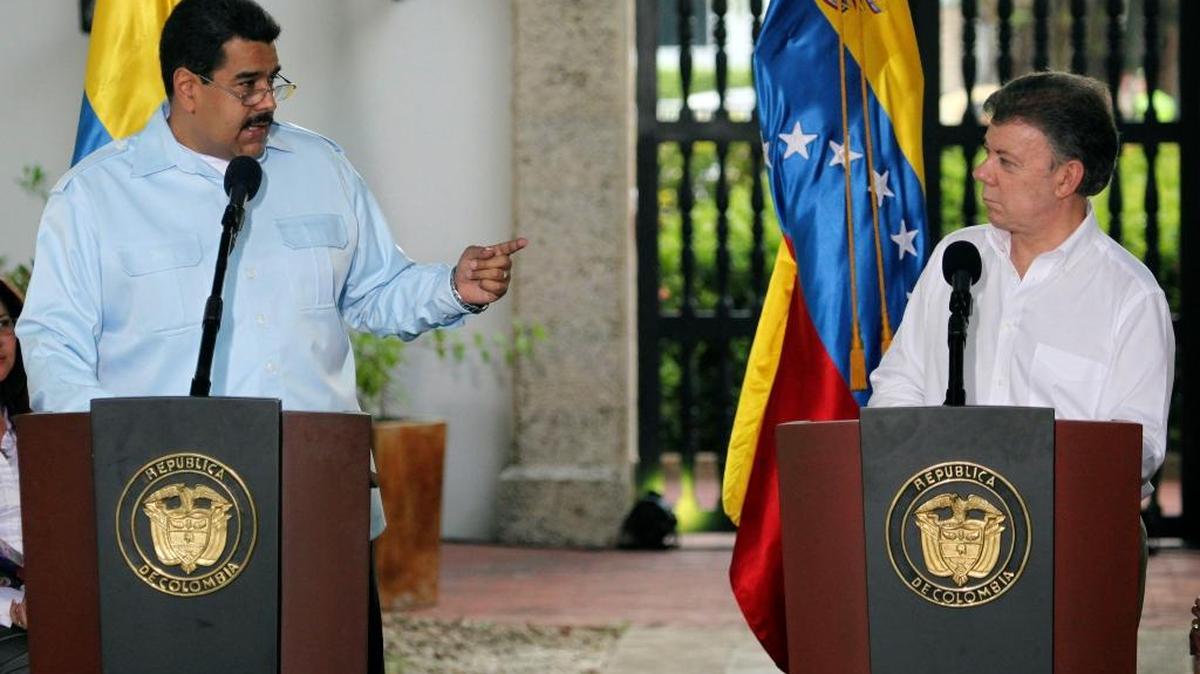 El presidente venezolano Nicolás Maduro (izq) en una conferencia de prensa conjunta con el mandatario colombiano Juan Manuel Santos, en agosto del 2014 en Cartagena, Colombia.