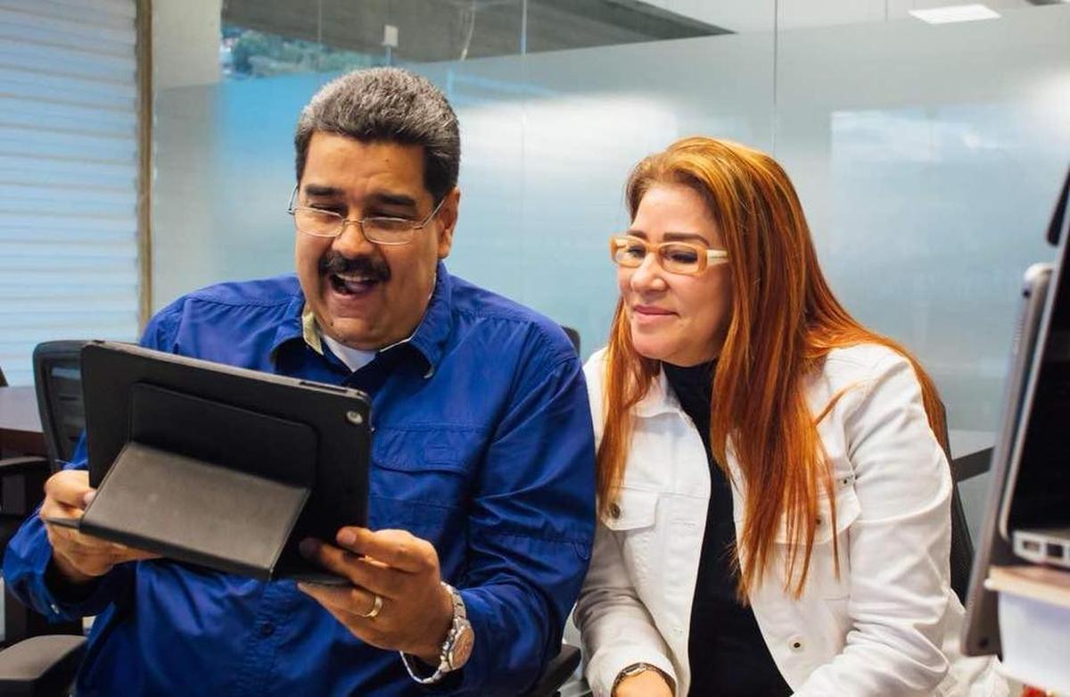 El mandatario venezolano Nicolás Maduro y la primera dama Cilia Flores miran una tableta el 27 de enero del 2018 en la sede del comando de campaña en Caracas.