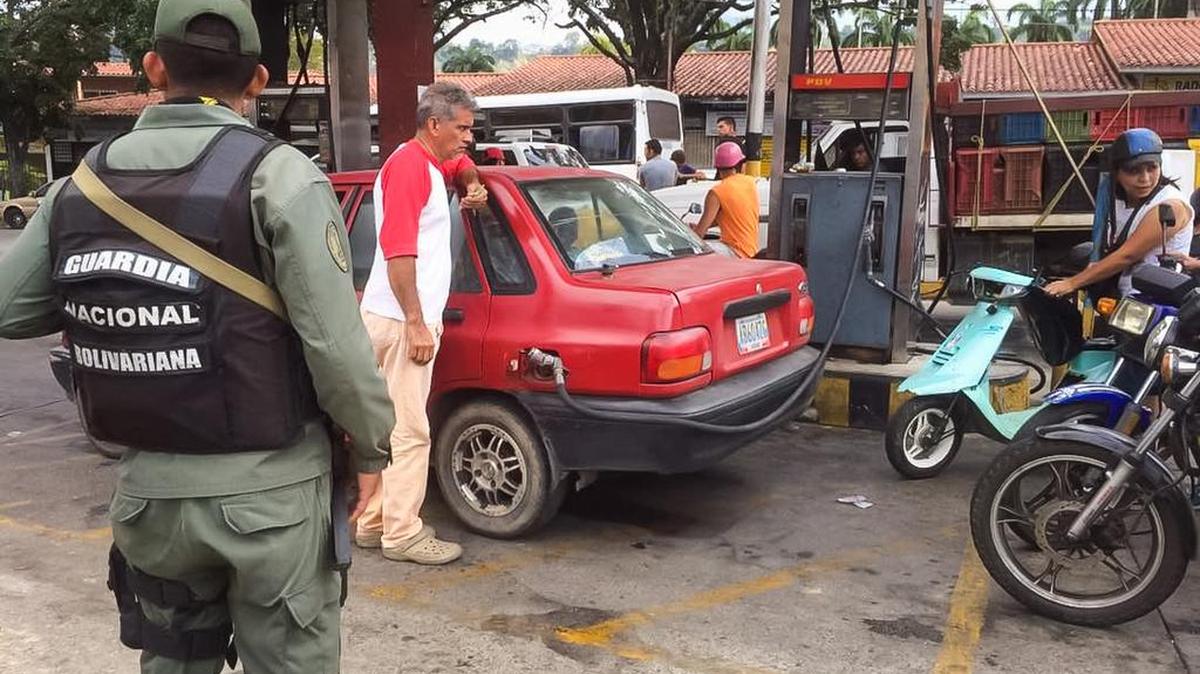 Vista de una estación de gasolina de Petróleos de Venezuela, donde se evidencia retraso en la venta de combustible, el 20 de diciembre del 2017, en la ciudad de Valera, Venezuela.