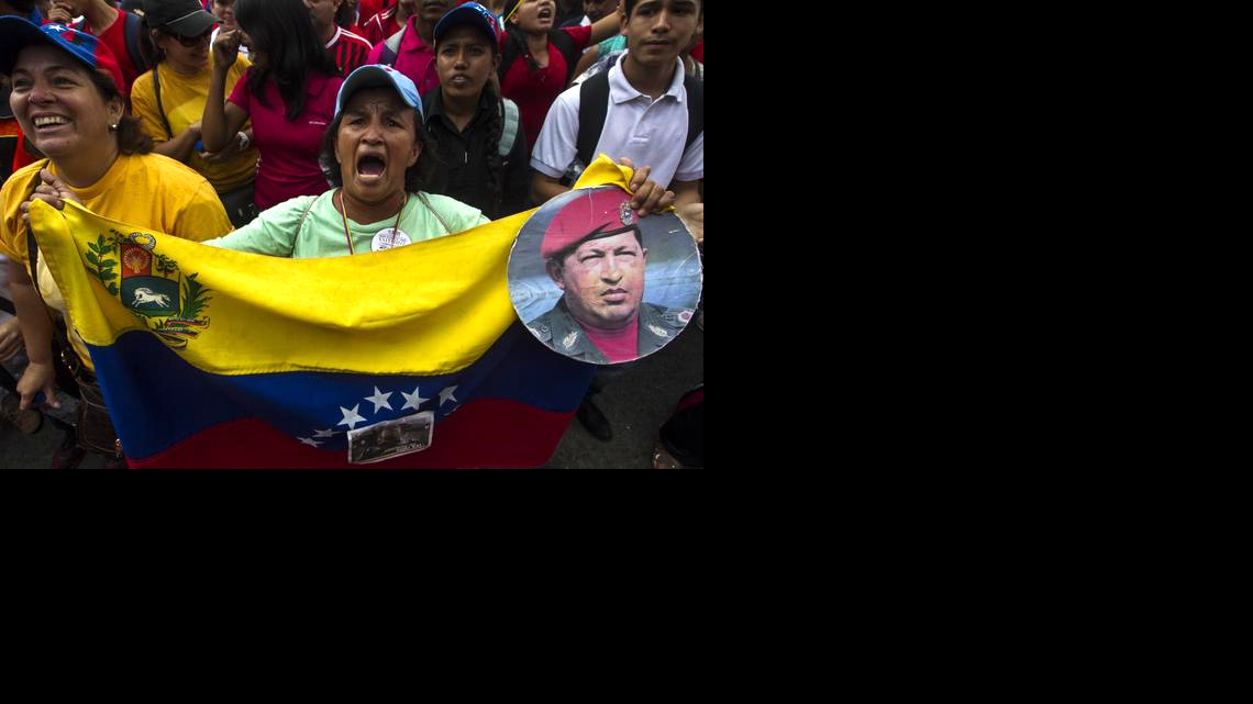Un grupo de personas participan en la marcha convocada por el Gobierno de Venezuela en contra de la violencia y en memoria del diputado chavista asesinado, Robert Serra el sábado 18 de octubre de 2014, en la ciudad de Caracas (Venezuela). 