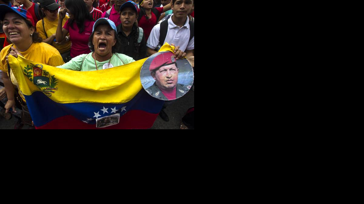 Un grupo de personas participan en la marcha convocada por el Gobierno de Venezuela en contra de la violencia y en memoria del diputado chavista asesinado, Robert Serra el sábado 18 de octubre de 2014, en la ciudad de Caracas (Venezuela). 