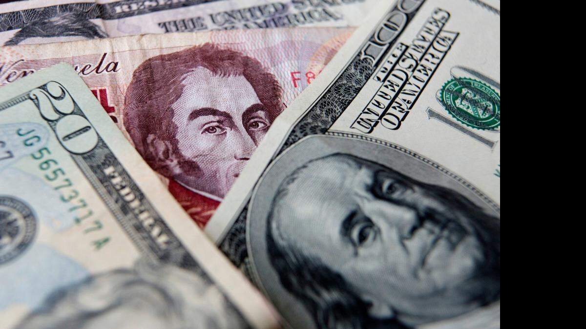 
Venezuela se rige por un estricto control cambiario desde hace más de una década en el que el Estado tiene el monopolio de la administración de divisas con dos diferentes tasas.