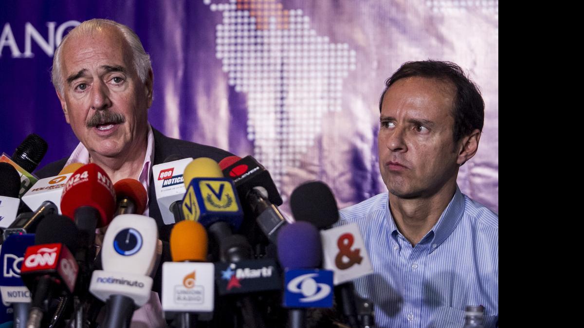 
El expresidente de Colombia, Andrés Pastrana (i), habla junto al expresidente de Bolivia Jorge Quiroga (d), durante una rueda de prensa hoy, jueves 28 de mayo de 2015, en Caracas (Venezuela). Los expresidentes de Colombia, Andrés Pastrana y de Bolivia, Jorge Quiroga, llegaron hoy a Venezuela para brindar apoyo a los opositores presos que se encuentran en huelga de hambre y exigen la liberación de los políticos encarcelados, la fijación de la fecha de los comicios parlamentarios y el cese de la censura. 
