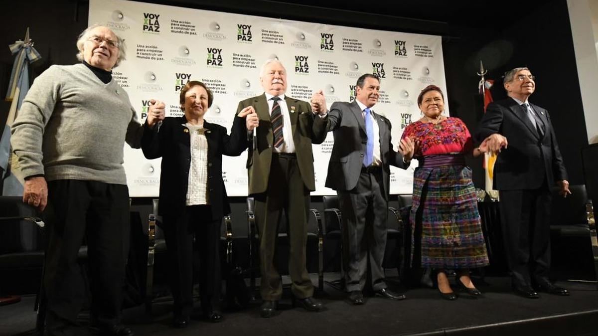 De izq. a der.: los premios Nobelde la Paz Adolfo Pérez Esquivel, Rigoberta Menchú, Oscar Arias, Shirin Ebadi y Lech Walesaen el seminario Voy x la paz (I Go 4 Peace) acompañados por Guillermo Whpei (3ro der.), presidente de la Fundación para la Democracia Internaciona, en Rosario, Argentina, el 8 de junio.