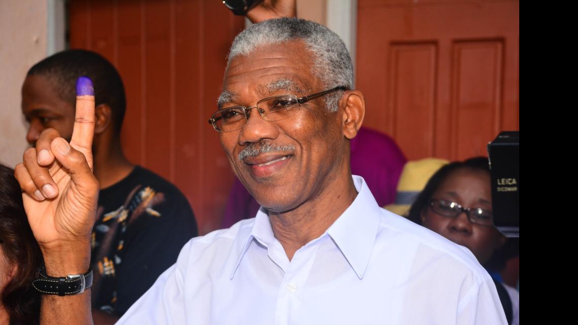 
El gobernante de Guyana, David Granger, muestra su dedo impregnado de tinta en mayo pasado, tras votar en los comicios presidenciales que ganó. 
