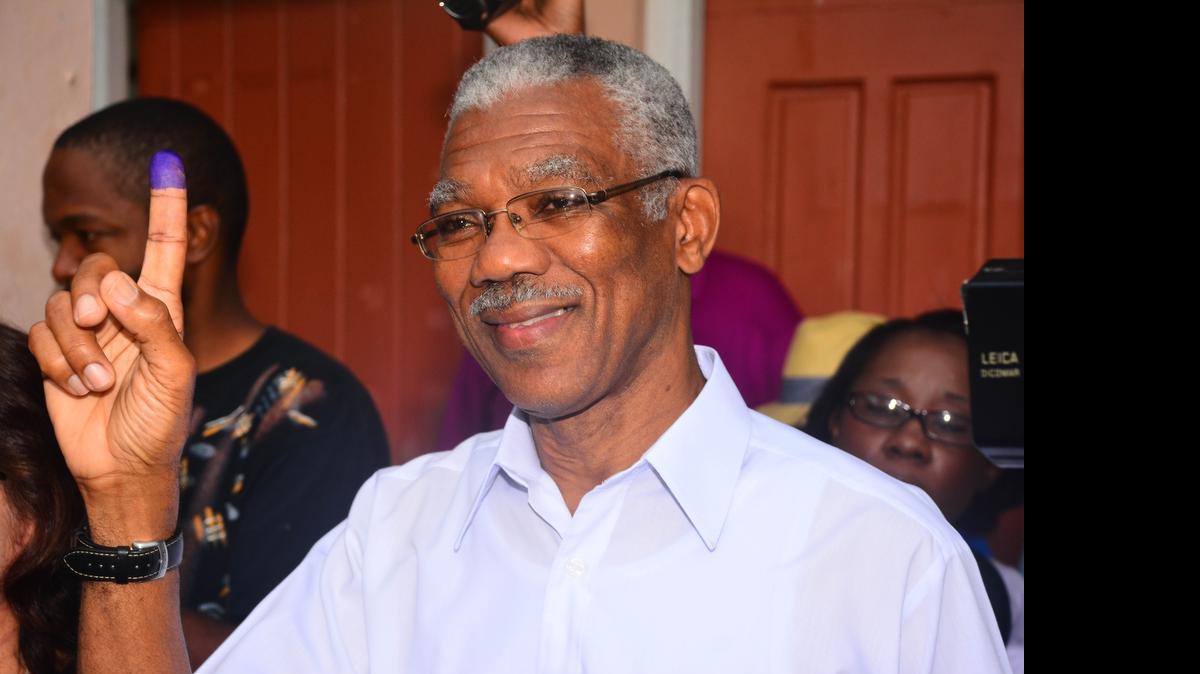 
El gobernante de Guyana, David Granger, muestra su dedo impregnado de tinta en mayo pasado, tras votar en los comicios presidenciales que ganó. 
