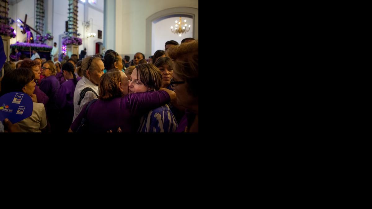 
Un grupo de personas participa en la misa en la iglesia Santa Teresa el miércoles, en Caracas con motivo de la celebración de la Semana Santa. 
