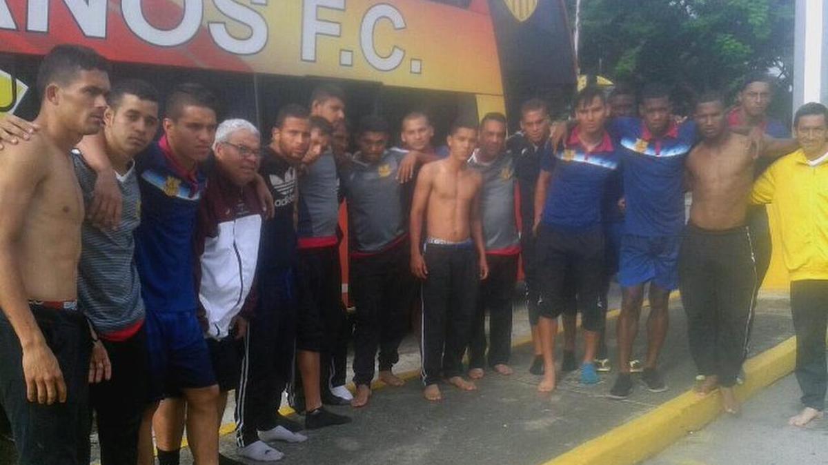 Imagen difundida por Twitter de los miembros de Trujillanos F.C., equipo de fútbol profesional de Primera División en Venezuela cuyo autobús fue asaltado y los jugadores despojados de sus pertenencias.
