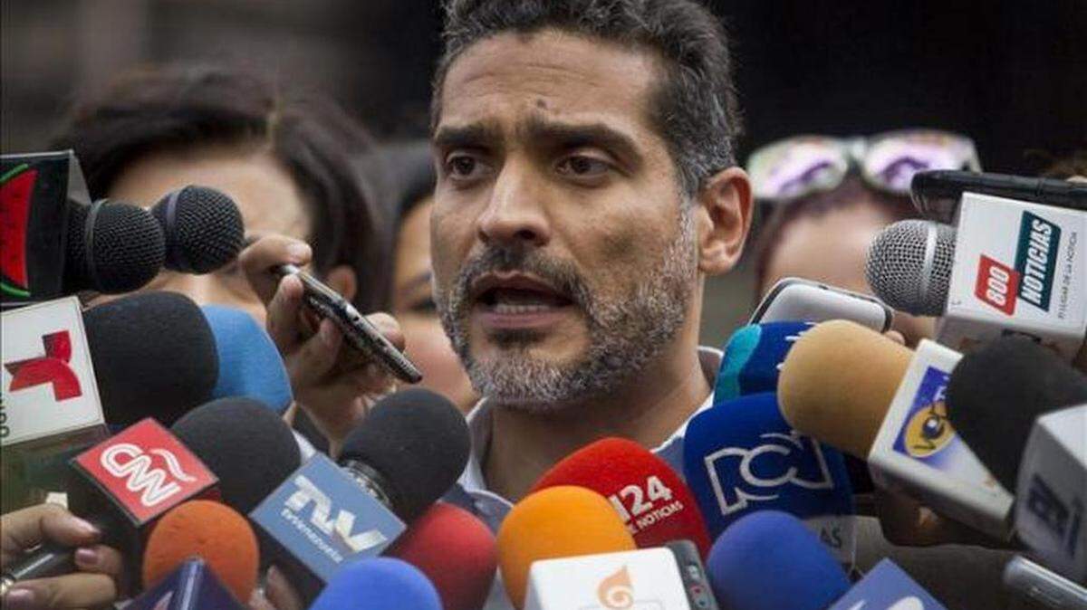Juan Carlos Gutiérrez, el abogado defensor del líder de la oposición Leopoldo López es visto, el miércoles 28 de octubre de 2015, en la sede del Ministerio Público en Caracas (Venezuela).